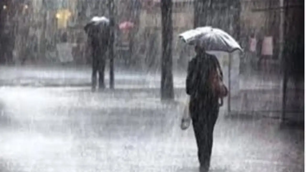 تقلبات جوية حادة وأمطار تضرب معظم الأنحاء وتوقعات بهبوط مستوى الرؤية الأفقية